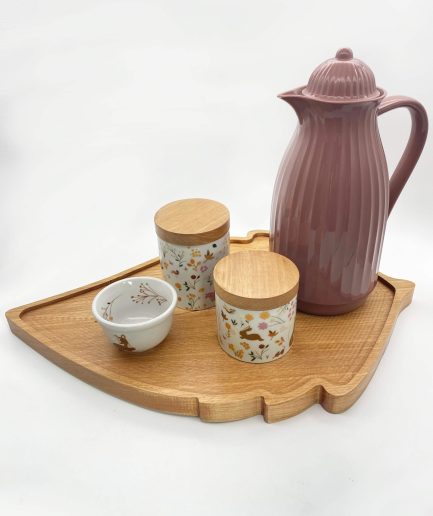 Conjunto completo de kit higiene com bandeja folha e garrafa térmica.